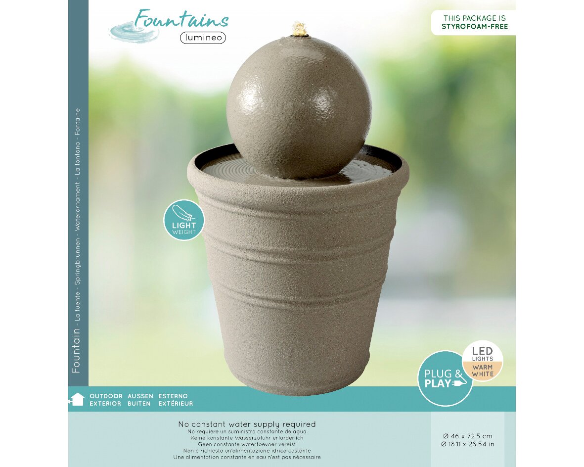 Brunnen aus recyceltem Kunststoff mit kugelförmigem Design, LED-Beleuchtung in warmem Weiß, leicht und für den Außenbereich geeignet. Perspektive: Frontalansicht.