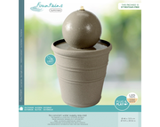 Brunnen aus recyceltem Kunststoff mit kugelförmigem Design, LED-Beleuchtung in warmem Weiß, leicht und für den Außenbereich geeignet. Perspektive: Frontalansicht.