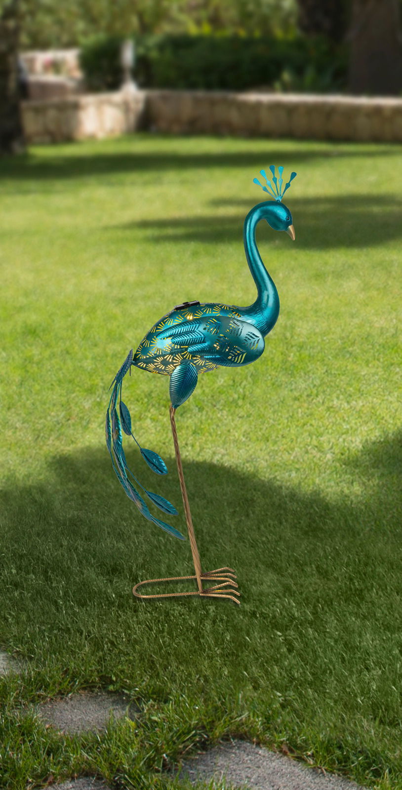 Ambia Garden Zonne-lamp Dekorative Solarleuchte in Form eines blauen Pfaus, seitliche Ansicht auf einer grünen Rasenfläche