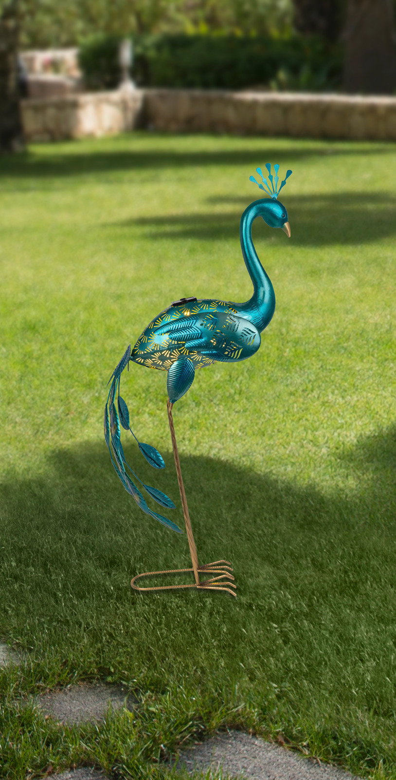 Ambia Garden Solarleuchte Dekorative Solarleuchte in Form eines blauen Pfaus, seitliche Ansicht auf einer grünen Rasenfläche