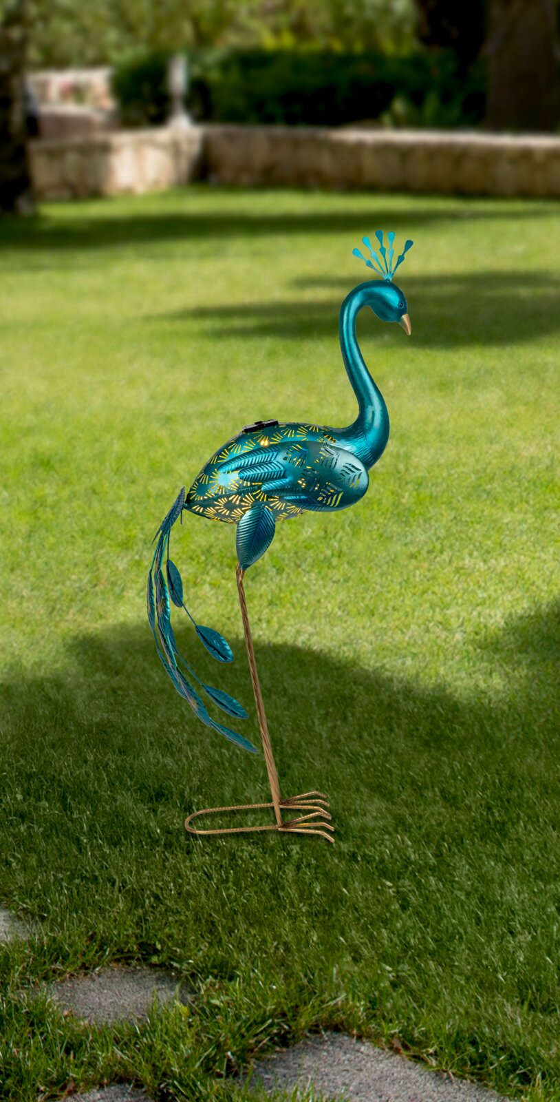 Ambia Garden Solarleuchte SOLARLEUCHTE Dekorative Solarleuchte in Form eines blauen Pfaus, seitliche Ansicht auf einer grünen Rasenfläche