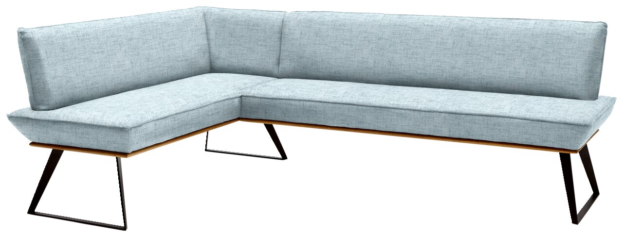 Hoekbank met lichtblauwe stoffen bekleding en een zwart metalen frame, gezien van linksvoor