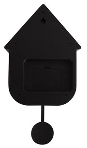 Rückansicht einer schwarzen Wanduhr in Form eines Hauses mit Pendel.