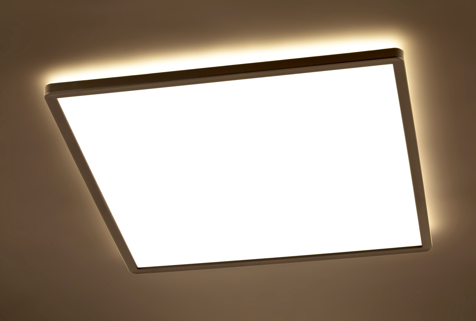 Quadratische LED-Deckenleuchte mit warmweißer Beleuchtung, von unten betrachtet.