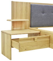 Holzbettanlage mit integriertem Nachttisch und gepolstertem Kopfteil, seitliche Perspektive