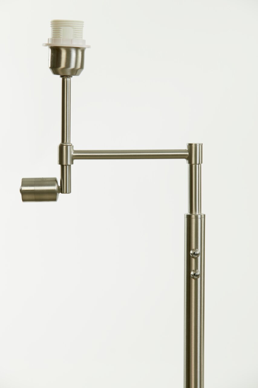 Nahaufnahme einer modernen Stehleuchte aus Metall mit verstellbarem Arm und Lampenfassung, seitliche Perspektive.