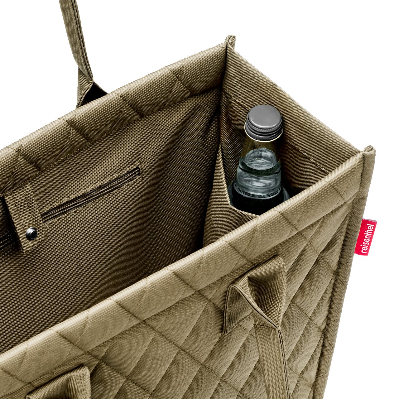 Olivefarbene Einkaufstasche mit Rautenmuster, von oben fotografiert, zeigt eine Flasche in der Seitentasche und ein Reißverschlussfach.