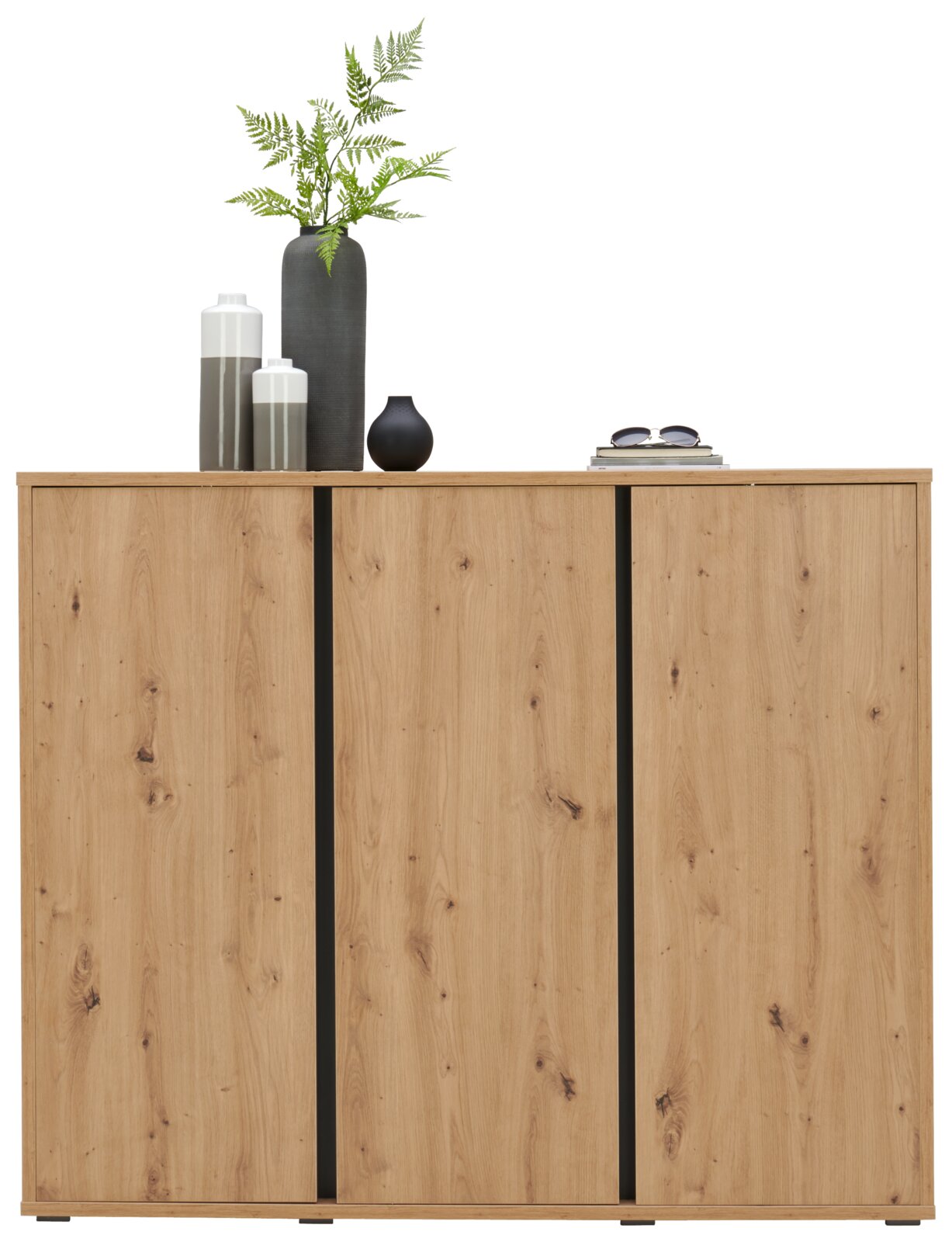 Schuhschrank aus Holz mit drei Türen, dekoriert mit Vasen und Pflanzen, Frontalansicht