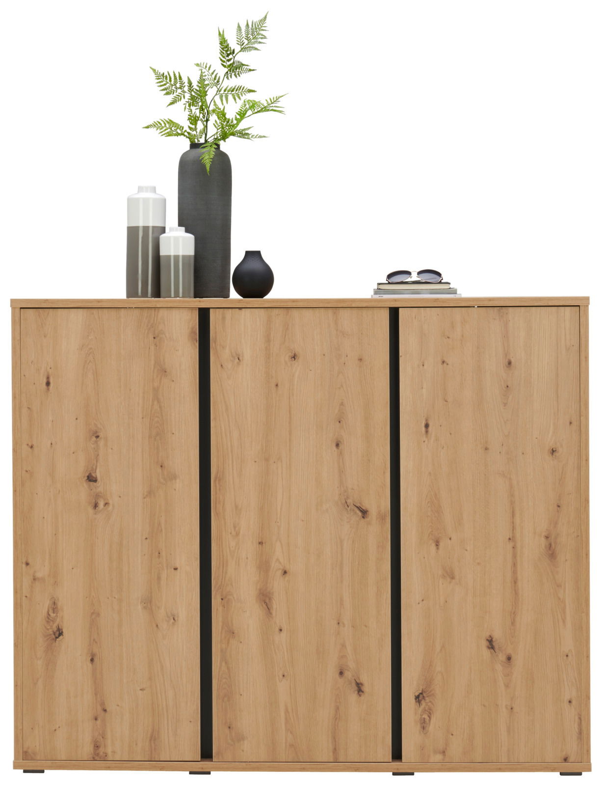 Schuhschrank aus Holz mit drei Türen, dekoriert mit Vasen und Pflanzen, Frontalansicht