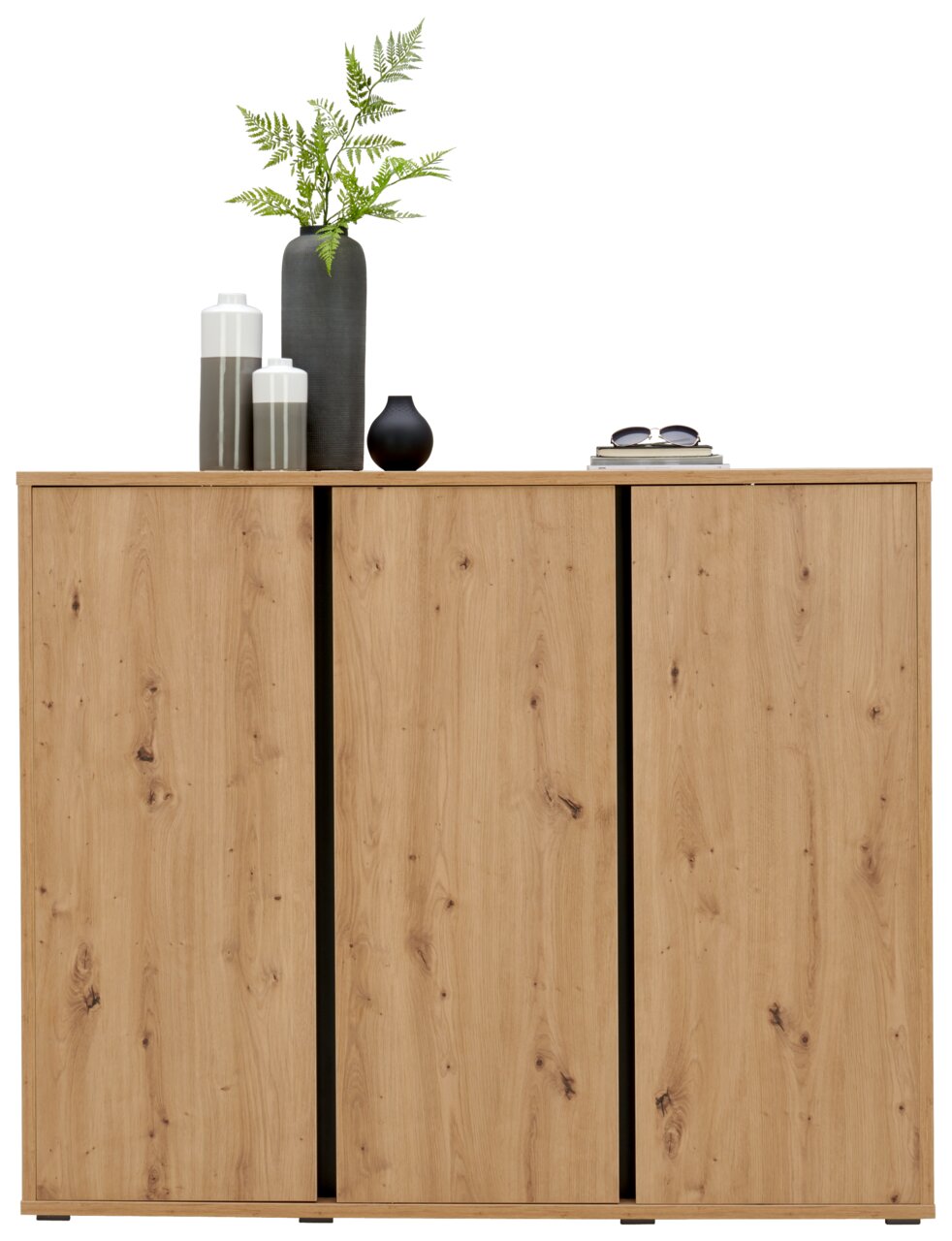 Houten schoenenkast met drie deuren, versierd met vazen en planten, vooraanzicht