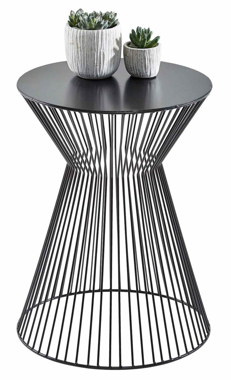 Landscape Beistelltisch MARA Moderner Beistelltisch mit schwarzer runder Tischplatte und konischem Metallgestell, von vorne betrachtet, dekoriert mit zwei Sukkulenten in weißen Töpfen.