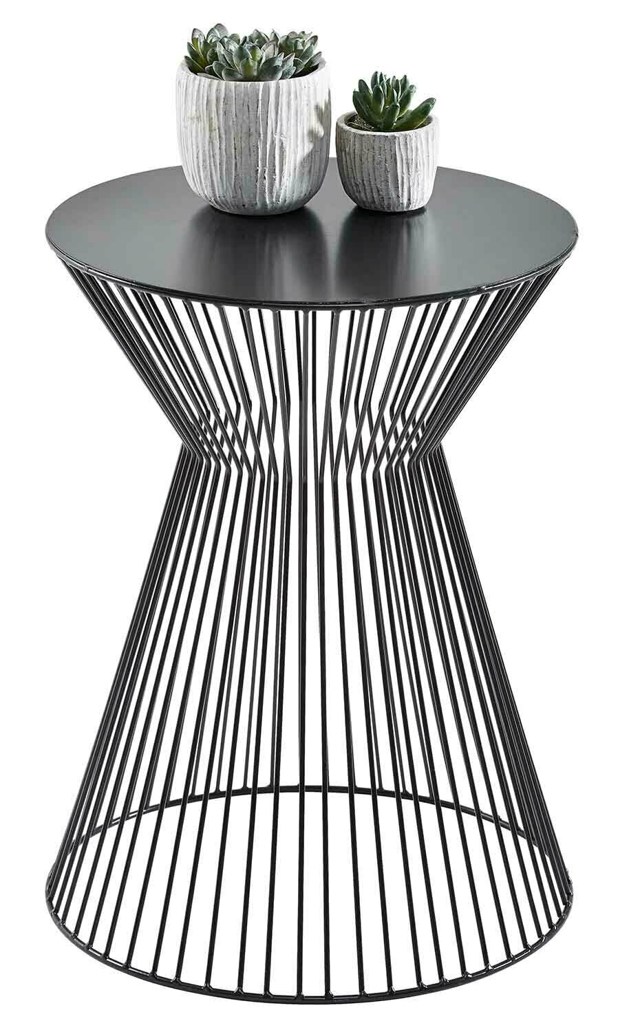 Landscape Beistelltisch MARA Moderner Beistelltisch mit schwarzer runder Tischplatte und konischem Metallgestell, von vorne betrachtet, dekoriert mit zwei Sukkulenten in weißen Töpfen.