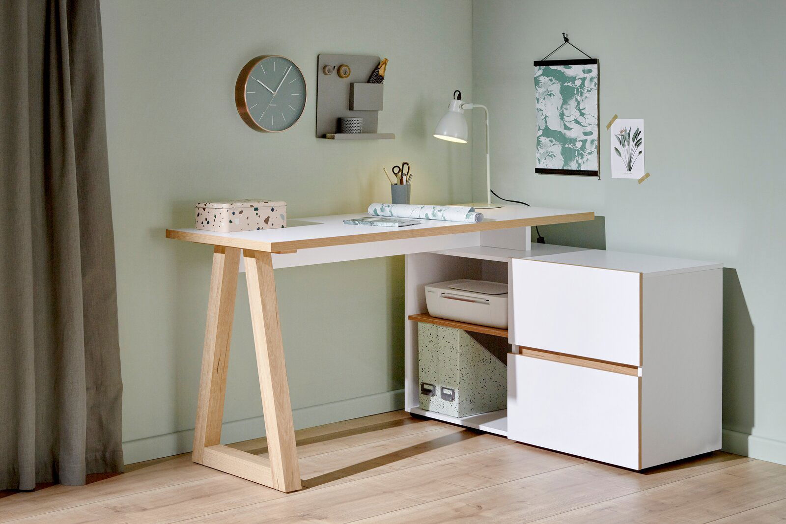 Moderner Eck-Schreibtisch mit weißer Oberfläche und Holzdetails, seitliche Perspektive