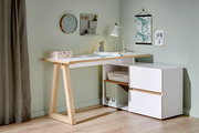Moderner Eck-Schreibtisch mit weißer Oberfläche und Holzdetails, seitliche Perspektive