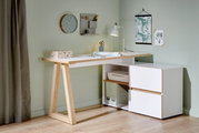 Moderner Eck-Schreibtisch mit weißer Oberfläche und Holzdetails, seitliche Perspektive