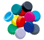 Bunte Kronkorken in verschiedenen Farben aus der Vogelperspektive.