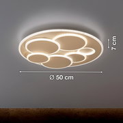 Moderne runde LED-Deckenleuchte in Weiß mit mehreren kreisförmigen Lichtringen, warmweiß leuchtend, Ø 50 cm und 7 cm Höhe, Ansicht schräg von unten (Untersicht) an der Decke