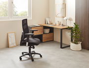 Moderner Winkelschreibtisch RENTON in einem hellen Raum, mit Holz- und Metallelementen, von der Seite betrachtet. Ein ergonomischer Bürostuhl steht davor, umgeben von Dekorationen und Pflanzen.