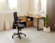 Moderner Winkelschreibtisch RENTON in einem hellen Raum, mit Holz- und Metallelementen, von der Seite betrachtet. Ein ergonomischer Bürostuhl steht davor, umgeben von Dekorationen und Pflanzen.