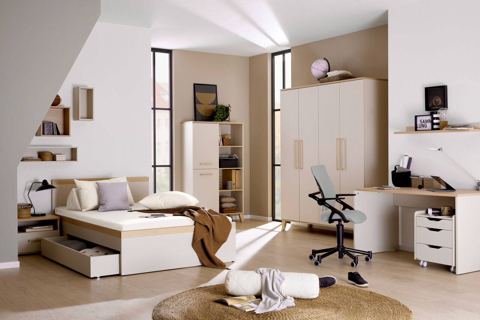 Paidi Jugendbett MALIO Modernes Jugendzimmer mit einem 120x200 cm großen Bett, Schreibtisch und Schrank in heller Holzoptik. Perspektive: Frontalansicht des Zimmers mit Blick auf das Bett und den Schreibtisch.