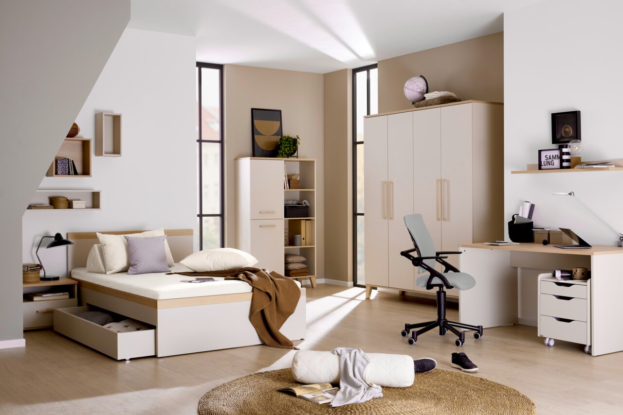 Modernes Jugendzimmer mit einem 120x200 cm großen Bett, Schreibtisch und Schrank in heller Holzoptik. Perspektive: Frontalansicht des Zimmers mit Blick auf das Bett und den Schreibtisch.