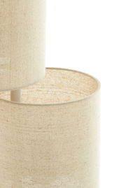 Nahaufnahme von zwei übereinanderliegenden, zylindrischen Lampenschirmen aus beigem Stoff, seitliche Perspektive