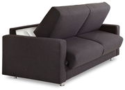 Rückansicht eines dunkelgrauen Schlafsofas mit hochgeklappter Rückenlehne und verchromten Füßen.