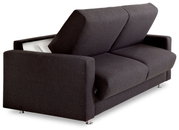 Rückansicht eines dunkelgrauen Schlafsofas mit hochgeklappter Rückenlehne und verchromten Füßen.