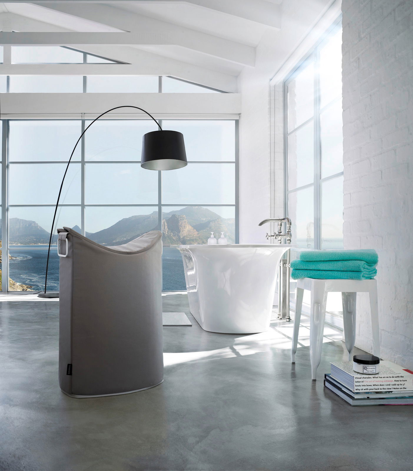 blomus Wäschesammler FRISCO Moderner Wäschesammler in einem hellen Badezimmer mit Blick auf das Meer, seitliche Perspektive