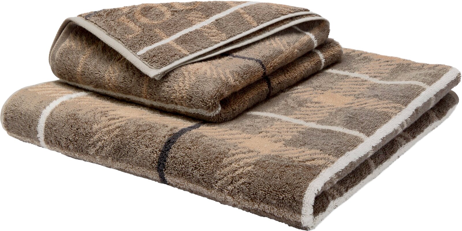 Zwei gefaltete, flauschige Handtücher in Braun-Beige mit Streifenmuster und heller Bordüre, perspektivisch in leichter Draufsicht von vorn auf weißem Hintergrund.