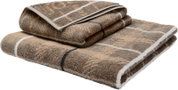 Zwei gefaltete, flauschige Handtücher in Braun-Beige mit Streifenmuster und heller Bordüre, perspektivisch in leichter Draufsicht von vorn auf weißem Hintergrund.