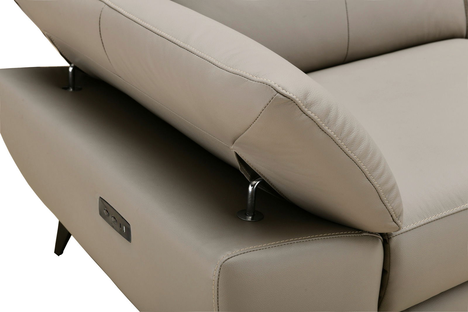 Nahaufnahme eines beigen Ecksofas mit verstellbarer Rückenlehne und USB-Anschluss an der Seite, seitliche Perspektive.