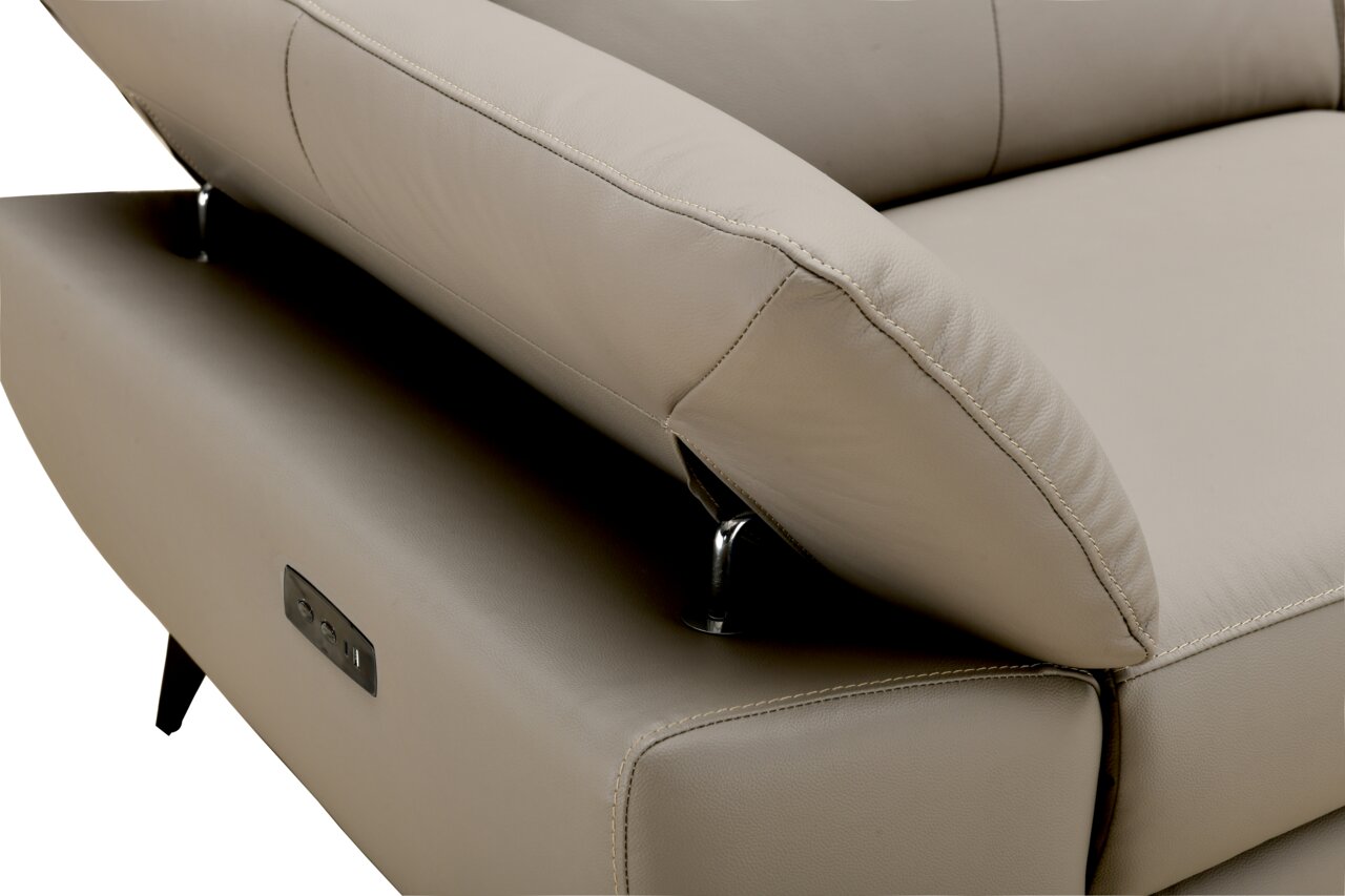 Nahaufnahme eines beigen Ecksofas mit verstellbarer Rückenlehne und USB-Anschluss an der Seite, seitliche Perspektive.