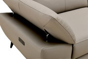 Nahaufnahme eines beigen Ecksofas mit verstellbarer Rückenlehne und USB-Anschluss an der Seite, seitliche Perspektive.