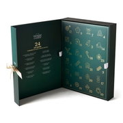Geöffneter Yankee Candle Duft-Adventskalender mit 24 nummerierten Türchen in Dunkelgrün und Gold, aus schräger Vorderansicht präsentiert