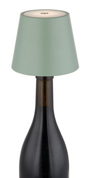 Akku-Tischleuchte VANNIE 3 in Grün auf einer Flasche, seitliche Perspektive