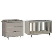 Babyzimmer-Set bestehend aus einer grauen Wickelkommode mit drei Schubladen und einem passenden Gitterbett, seitliche Perspektive