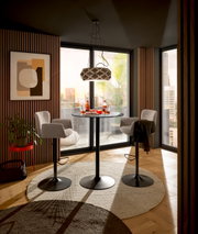 Twee moderne barkrukken uit de serie Set One van Musterring, model SALINAS, in een stijlvolle woonkamer met grote ramen en houten elementen, gezien vanuit het perspectief van een gezellige zithoek.