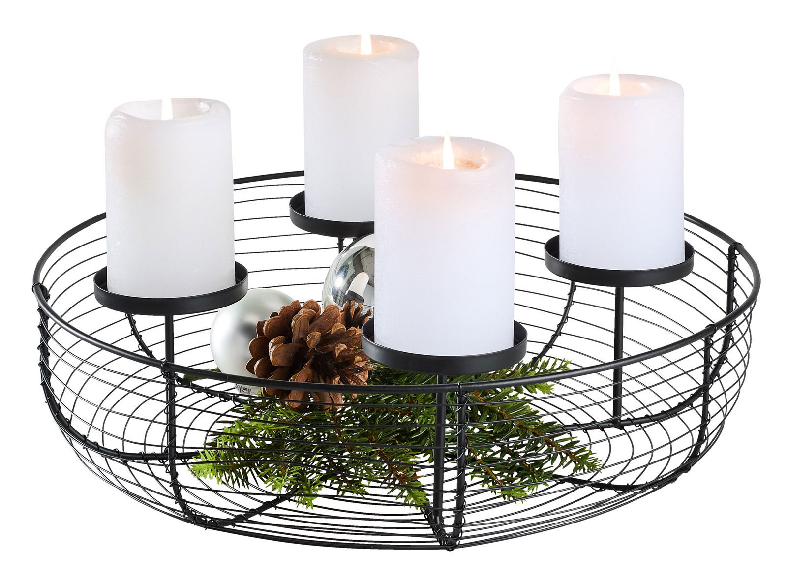 Moderner Kerzenhalter aus schwarzem Draht mit vier weißen Kerzen, dekoriert mit Tannenzweigen, Tannenzapfen und silbernen Kugeln, aus der Vogelperspektive.