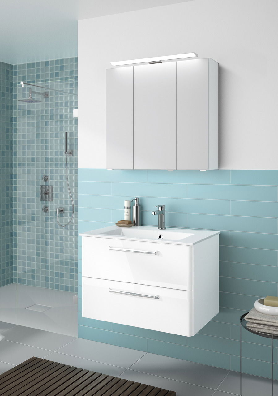 Pelipal Badblock TRENTINO Moderner weißer Badblock mit zwei Schubladen und integriertem Waschbecken, darüber ein passender Spiegelschrank, seitliche Perspektive.
