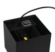 Nahaufnahme einer schwarzen Akku-Wandleuchte TALENT mit sichtbarem Schalter und Kabelanschluss von oben.