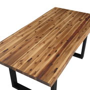 Holzgartentisch mit natürlicher Maserung und schwarzen Metallbeinen, Perspektive von schräg oben