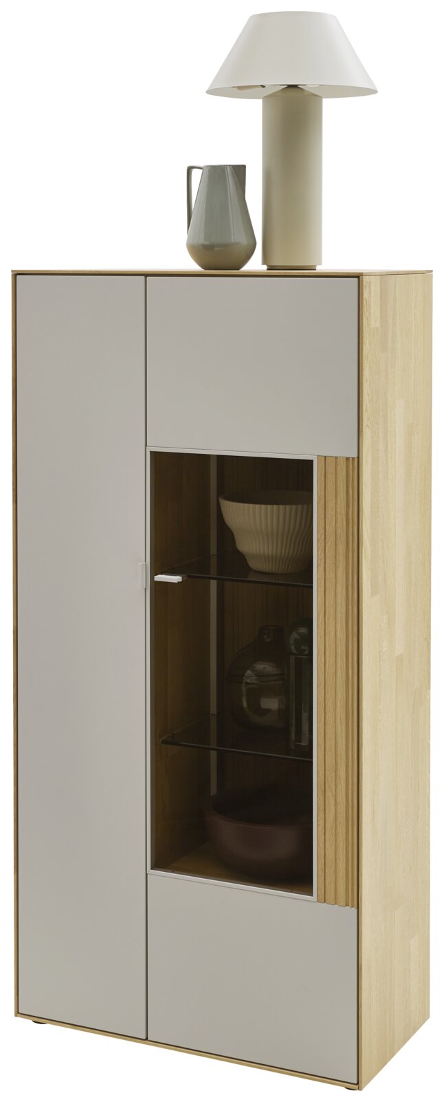 Moderne Vitrine/Highboard in heller Eiche mit grauen Fronten und Glasvitrinenfach, dekoriert mit Lampe und Vase; Ansicht schräg von vorn (3/4-Perspektive)