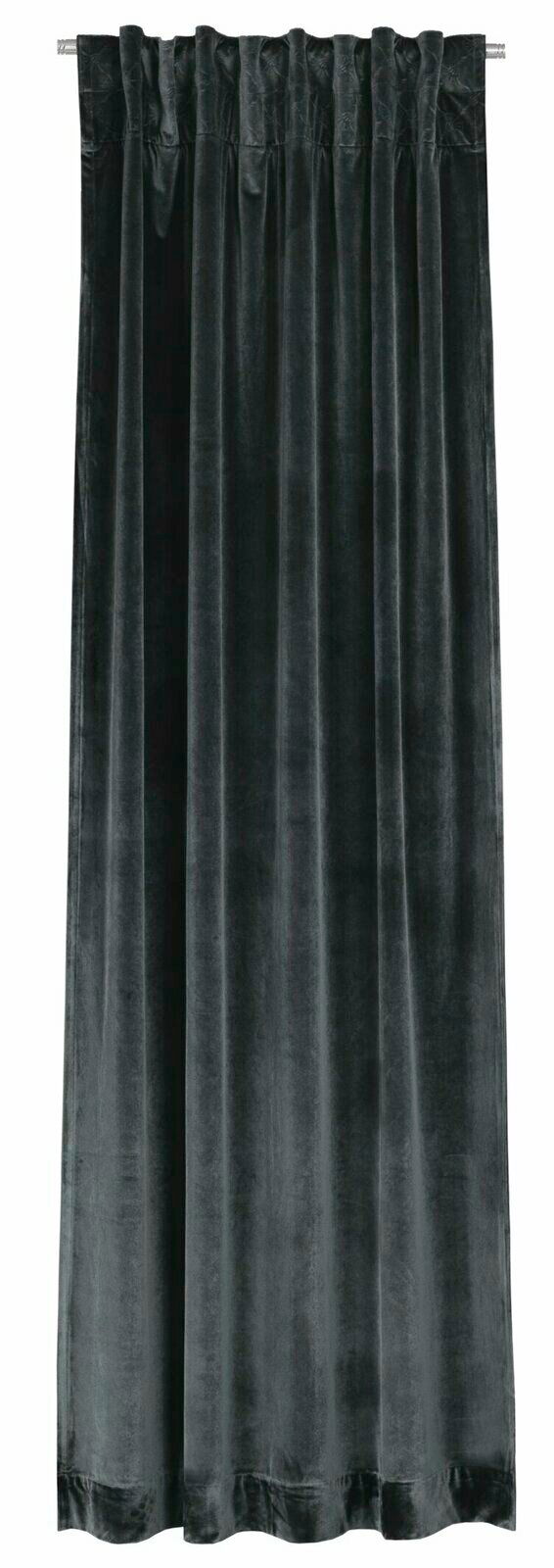 Grauer Samtvorhang in voller Länge, frontal fotografiert, mit Falten und einer Gardinenstange oben.