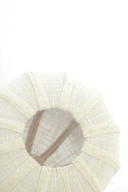 Ansicht von oben auf eine Hängeleuchte mit hellem, texturiertem Stoffschirm.