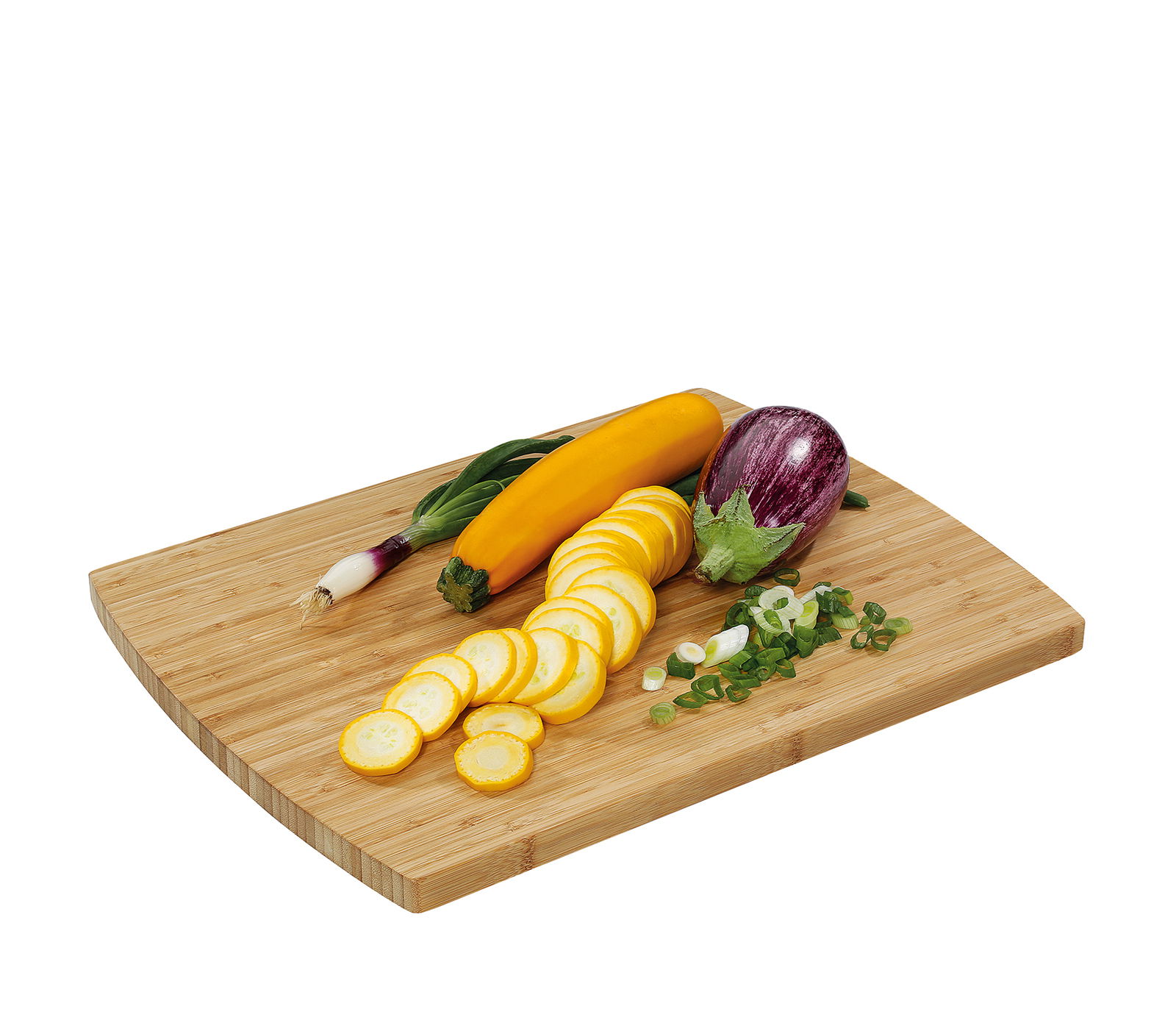 Holzschneidebrett mit frischem Gemüse, darunter eine gelbe Zucchini, eine Aubergine und Frühlingszwiebeln, aus einer leicht schrägen Vogelperspektive.