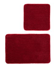 Zweiteiliges Badteppich-Set in Rot, bestehend aus einem größeren rechteckigen und einem kleineren quadratischen Teppich, von oben betrachtet.