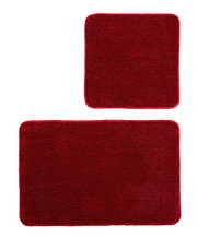 Zweiteiliges Badteppich-Set in Rot, bestehend aus einem größeren rechteckigen und einem kleineren quadratischen Teppich, von oben betrachtet.