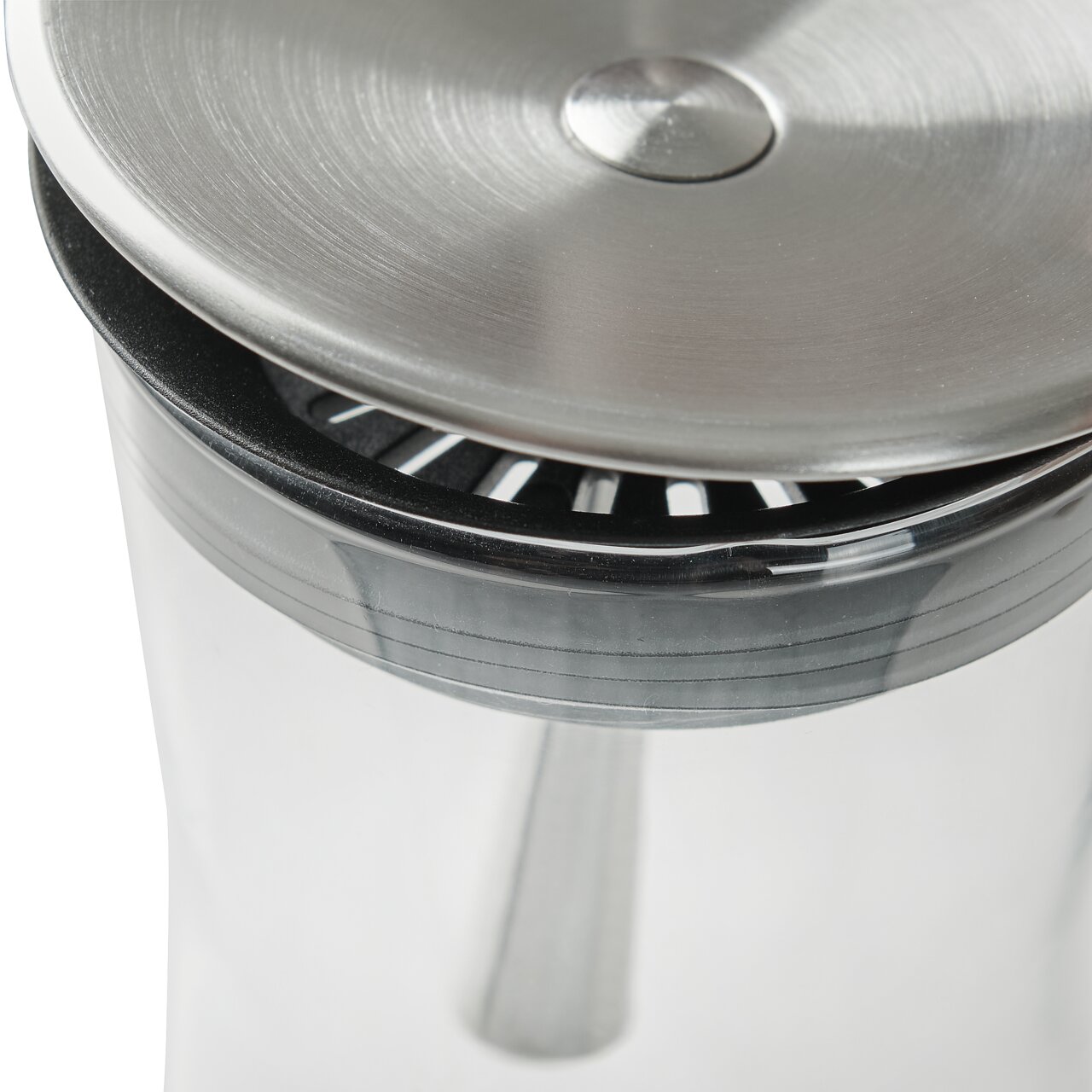 Nahaufnahme einer Karaffe mit Edelstahl-Deckel und integriertem Sieb, von oben betrachtet.