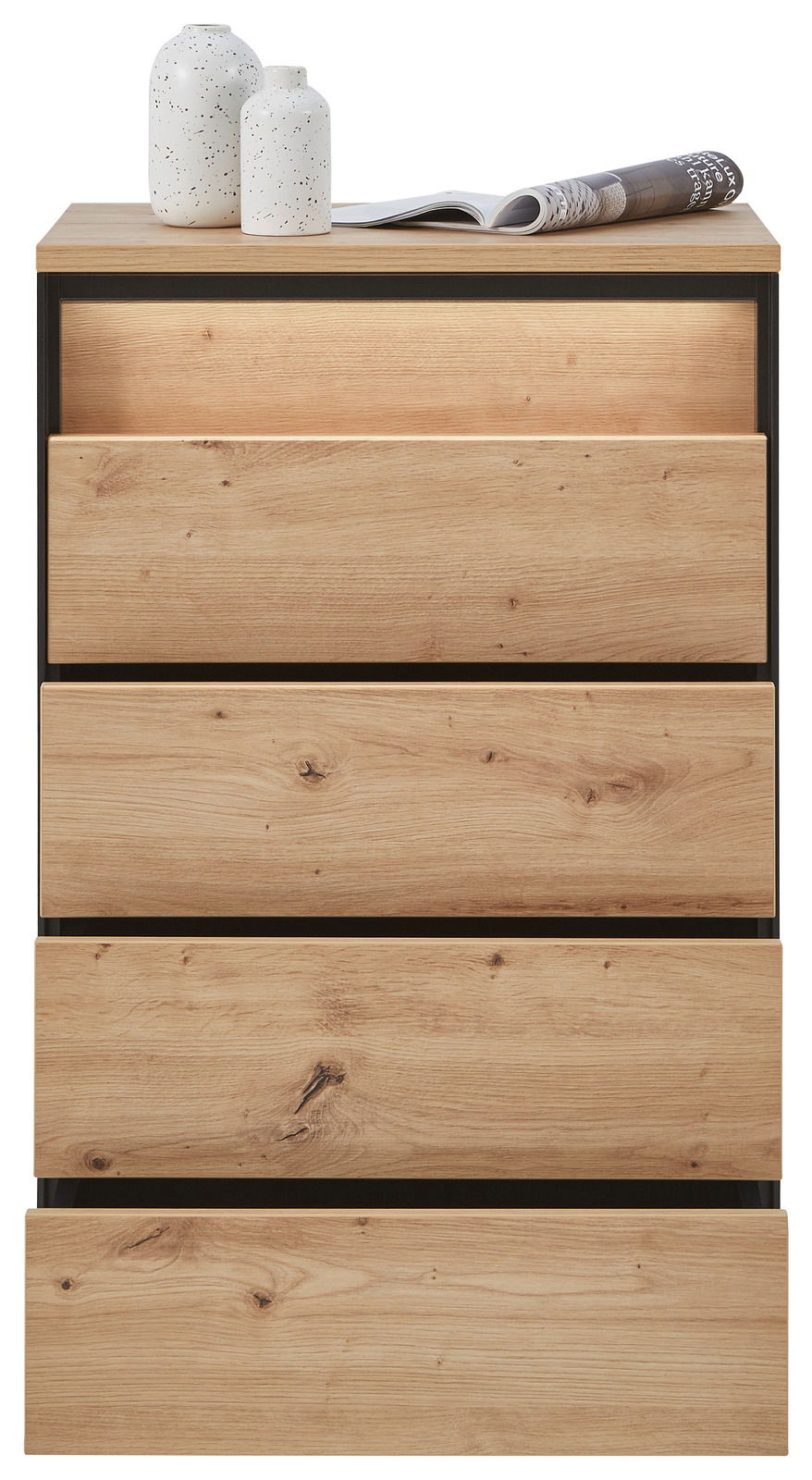 Hochkommode aus Holz mit vier Schubladen, dekoriert mit zwei weißen Vasen und einer Zeitschrift auf der Oberseite, Frontalansicht